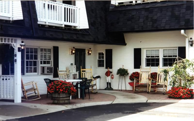 Snyder's Shoreline Inn 3