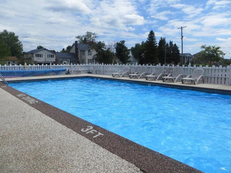 Snyder's Shoreline Inn main