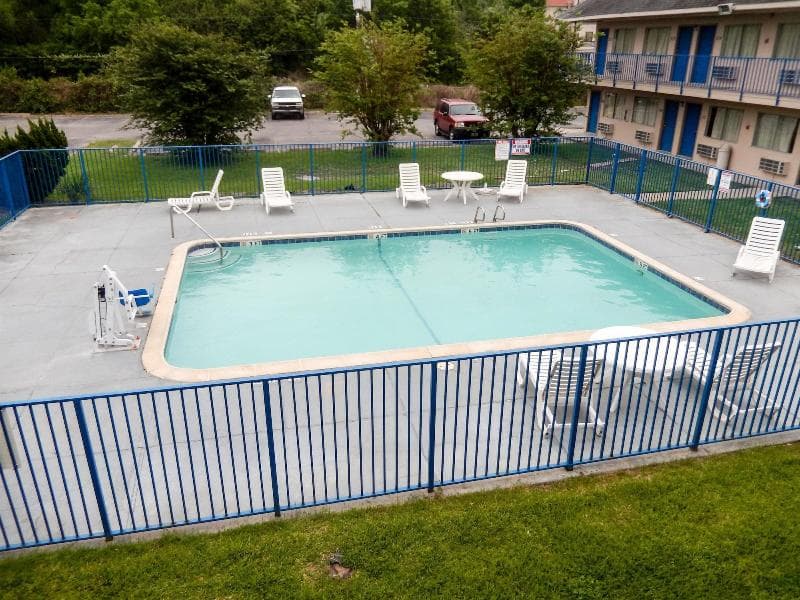 Motel 6 Clute, Tx main