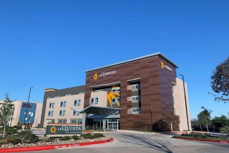 La Quinta Inn & Suites by Wyndham Dallas/Fairpark photo 1