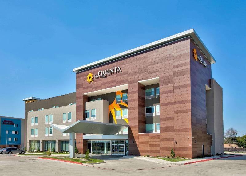 La Quinta Inn & Suites by Wyndham Dallas/Fairpark 3