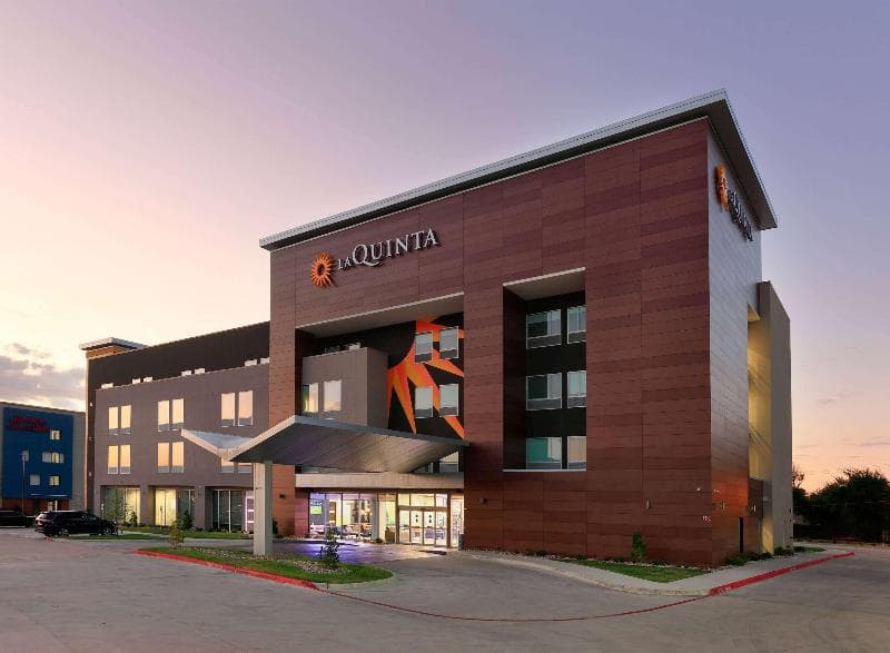 La Quinta Inn & Suites by Wyndham Dallas/Fairpark 4