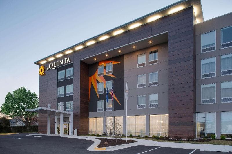 La Quinta Inn & Suites by Wyndham Manassas VA-Dulles Airport 2