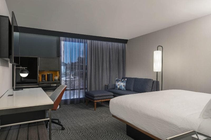 Courtyard By Marriott Lansing Downtown 5