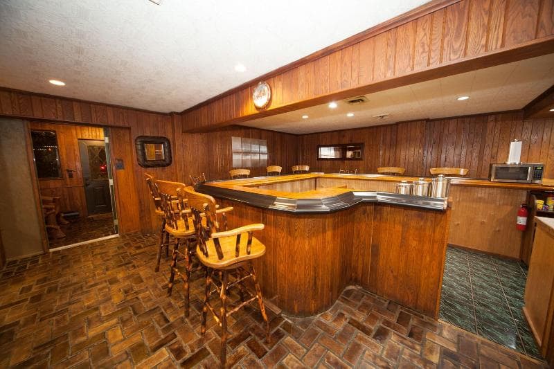 Log Cabin Lodge & Suites main