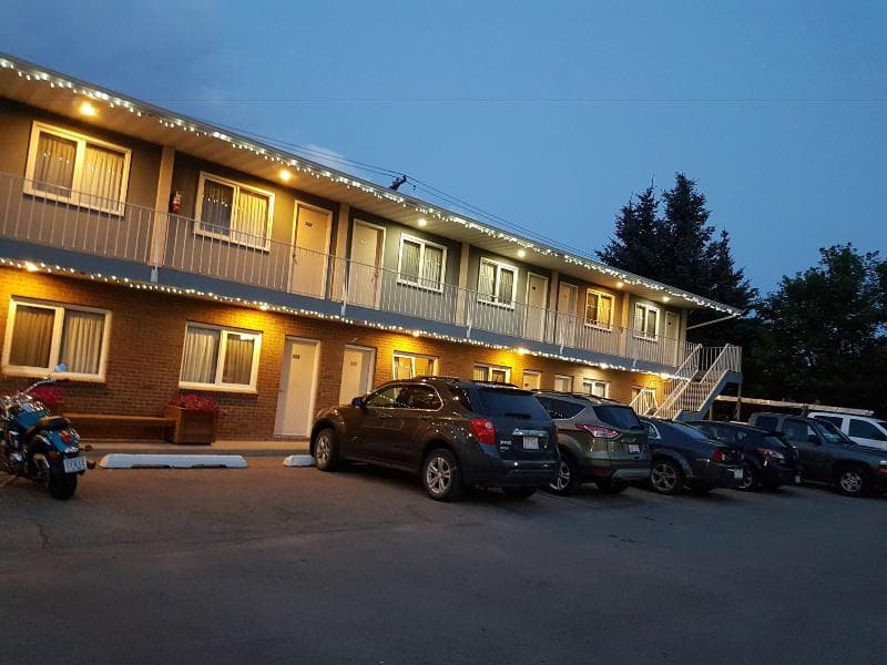 Econo Lodge Inn & Suites 4
