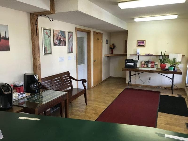 Econo Lodge Inn & Suites photo 1