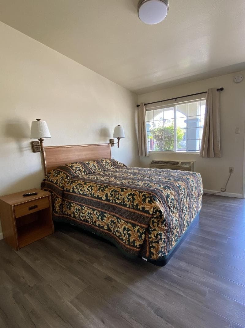 Holiday Motel 4