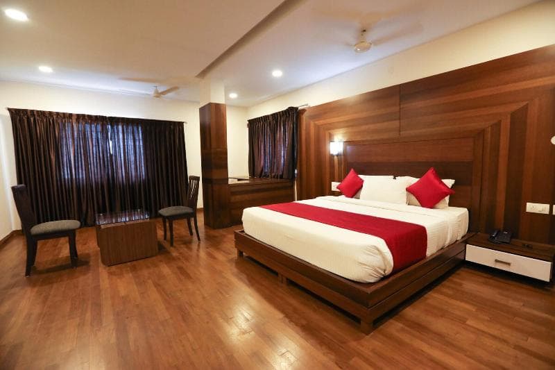 Traders Hotel main