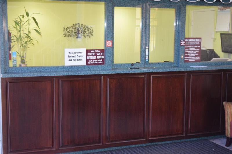 Deluxe Inn Hawthorne 4