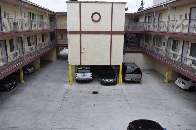 Deluxe Inn Hawthorne 3