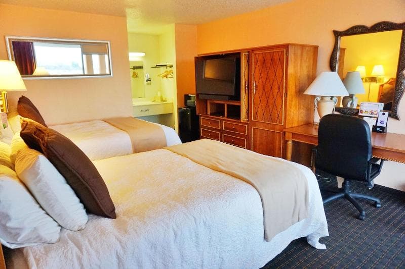 Castle Inn & Suites 1