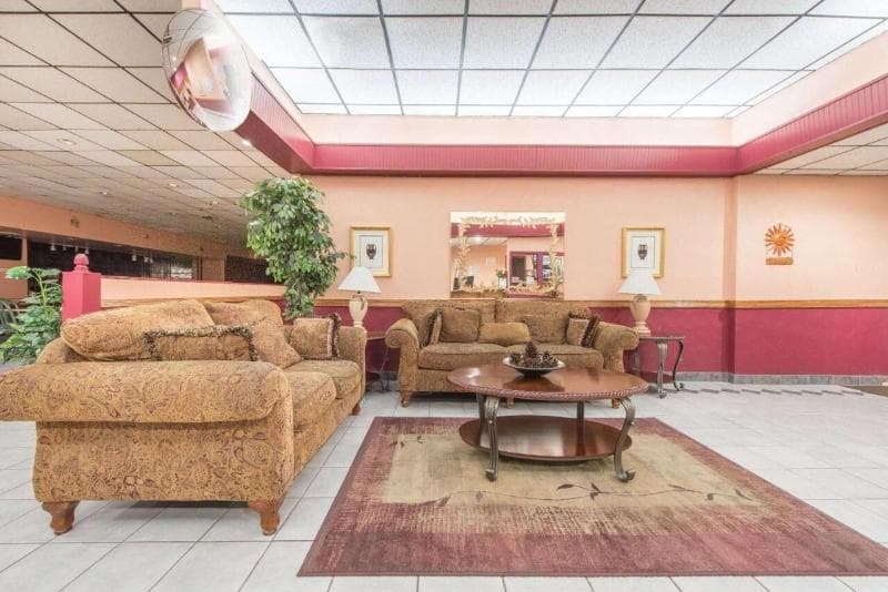 Castle Inn & Suites 3