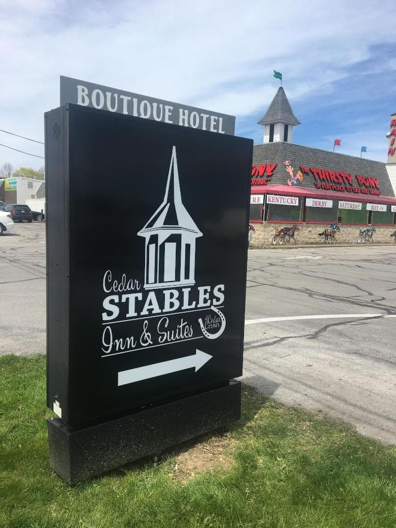 Cedar Stables Inn And Suites 4