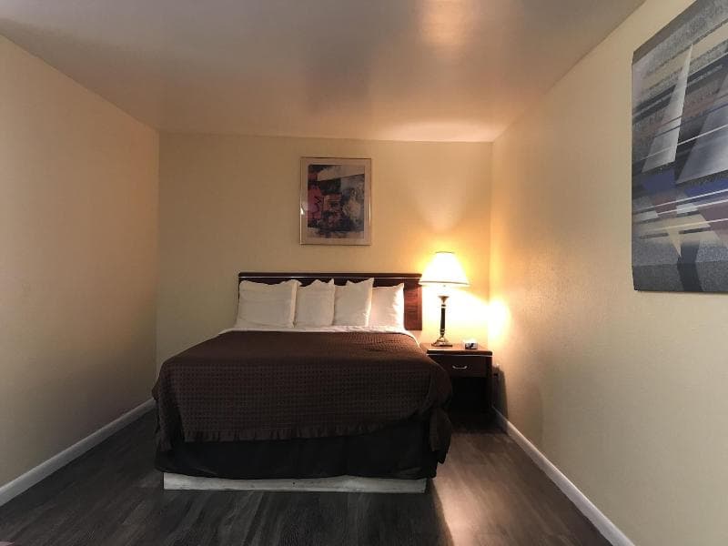 Relax Inn Of Medford 4