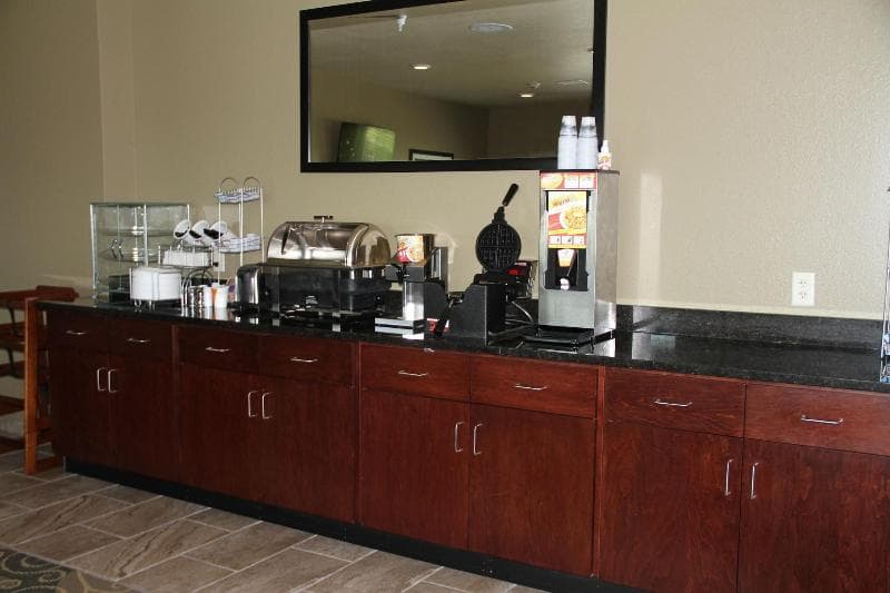 Cobblestone Hotel & Suites - Devils Lake 4