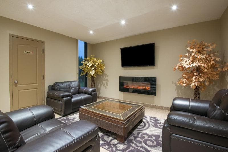 Red Maple Inn And Suites 4