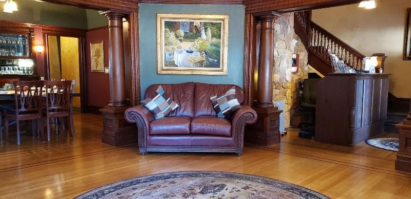 Cabernet House, An Old World Inn 5
