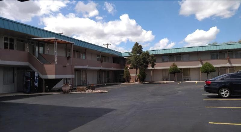 Traveler's Uptown Motel 3