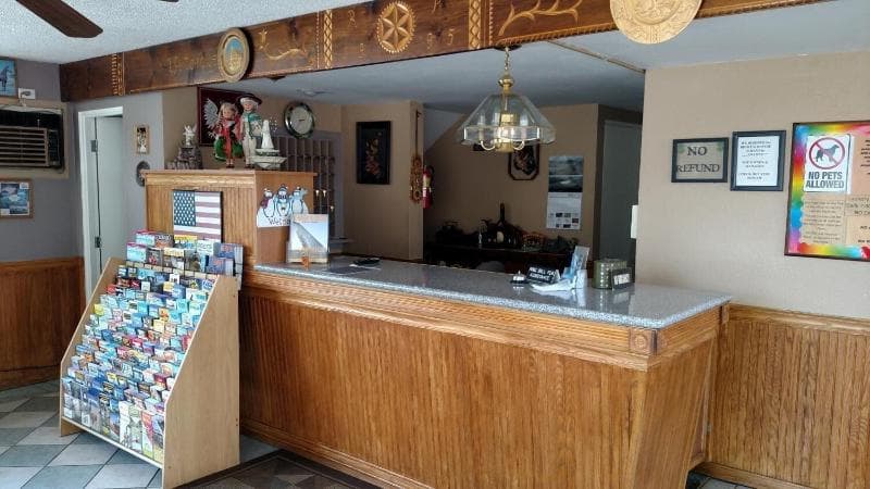 Traveler's Uptown Motel photo 1
