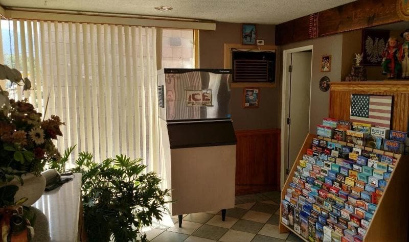 Traveler's Uptown Motel 5