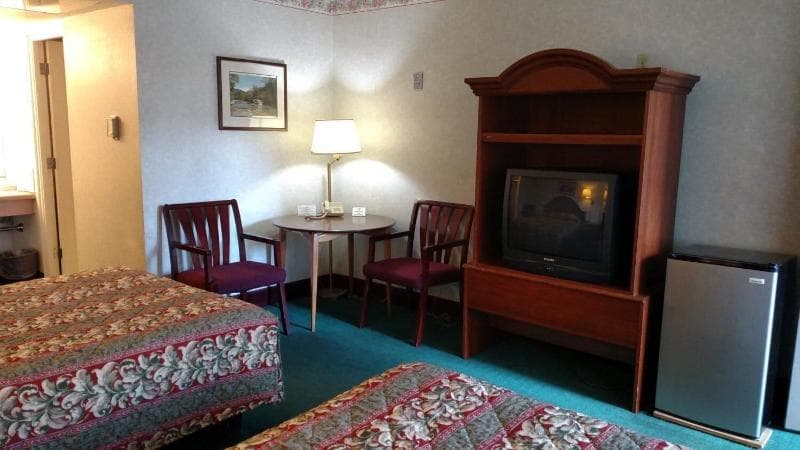 Traveler's Uptown Motel main