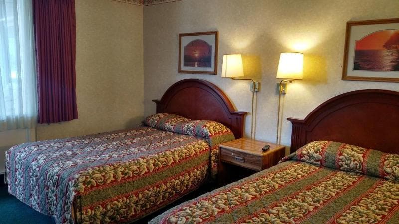 Traveler's Uptown Motel 4