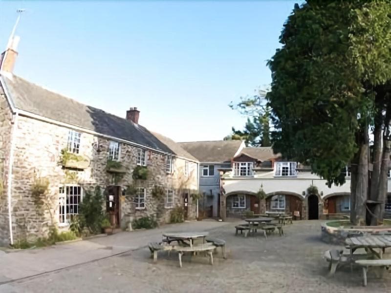 The Crooked Inn 5