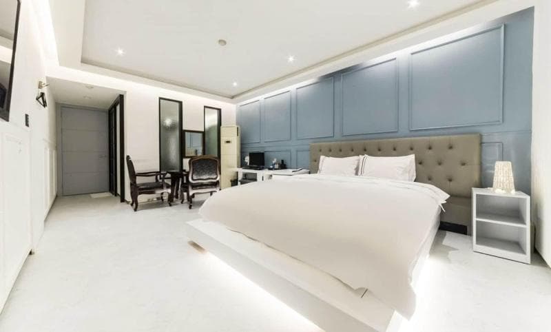 Dream Palace 4