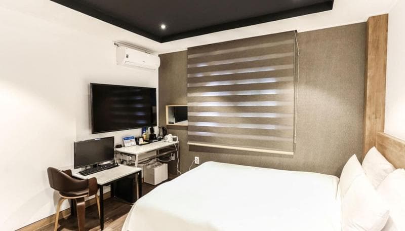 Louis Hotel main