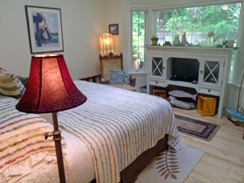 Inn to the Woods Bed & Breakfast 5