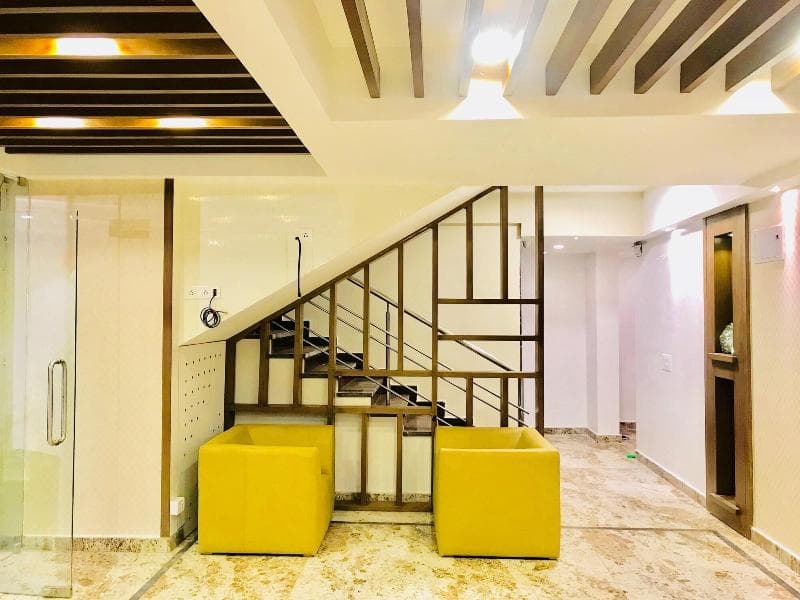 Regalia Inn & Suites main