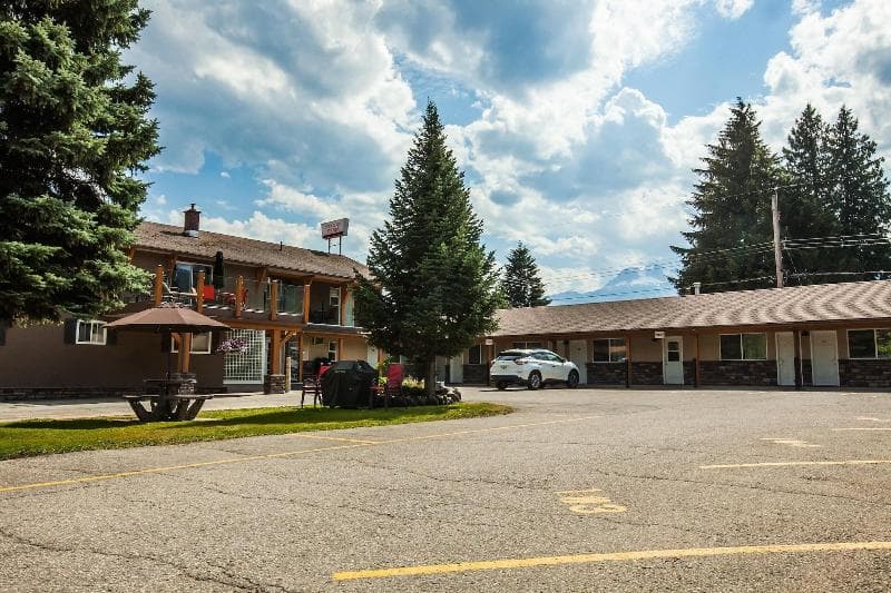 Swiss Chalet Motel 2