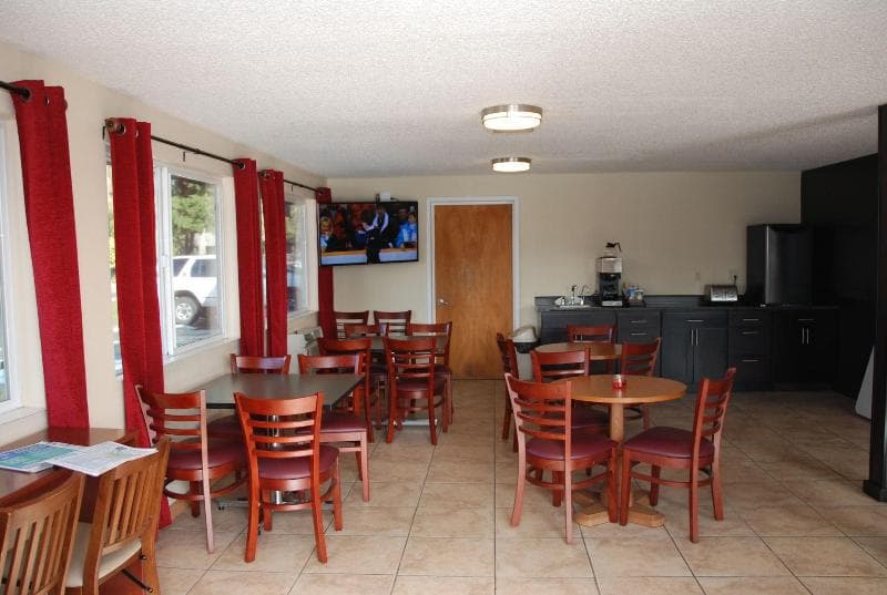 Smokey Point Motor Inn 4