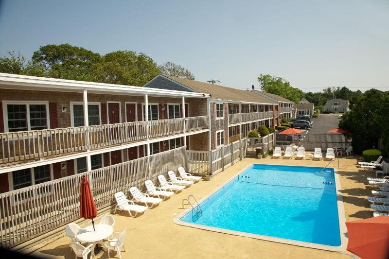 Holiday Hill Inn & Suites photo 1