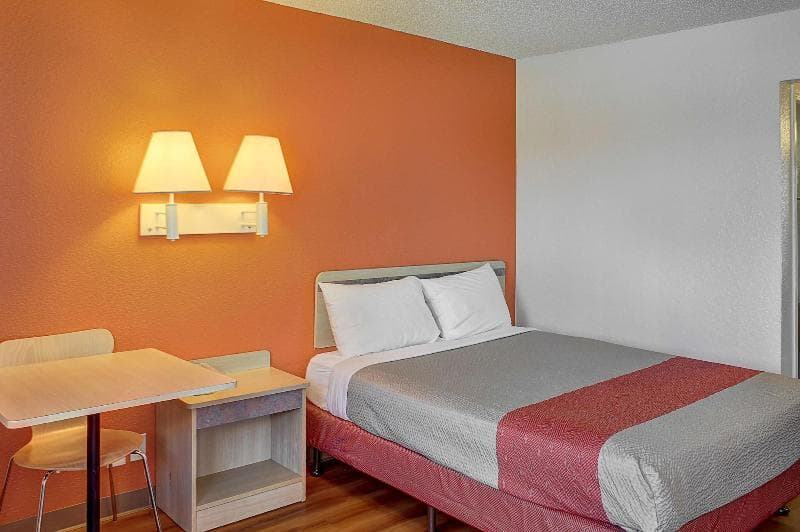 Motel 6 Lancaster 5