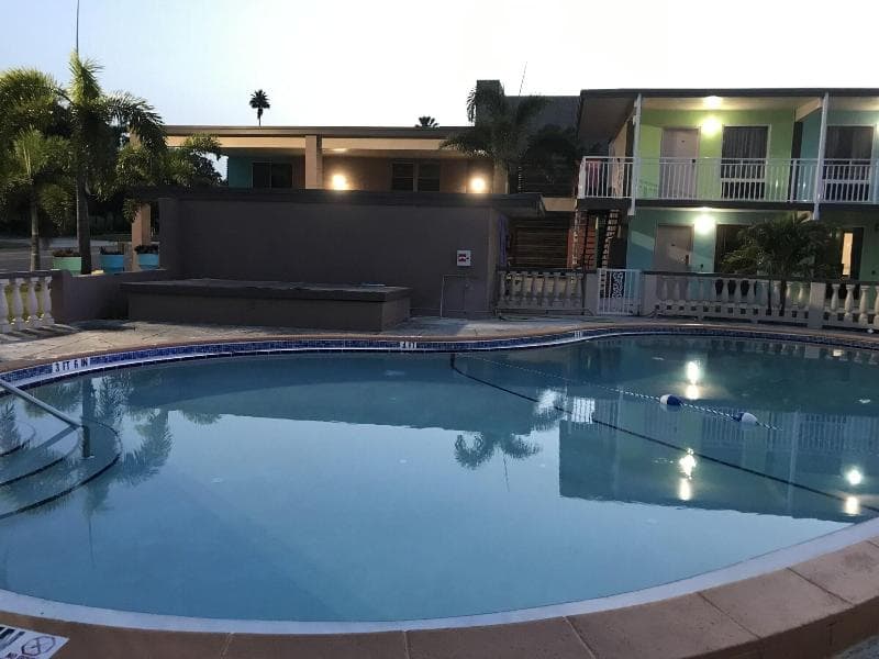 Tropical Inn & Suites main