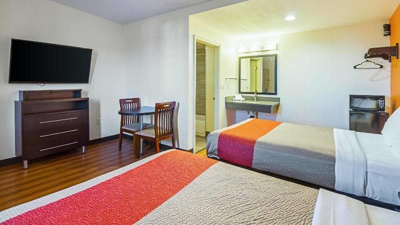 Motel 6 On Maple 3