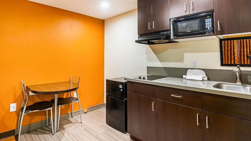 Motel 6 On Maple 4