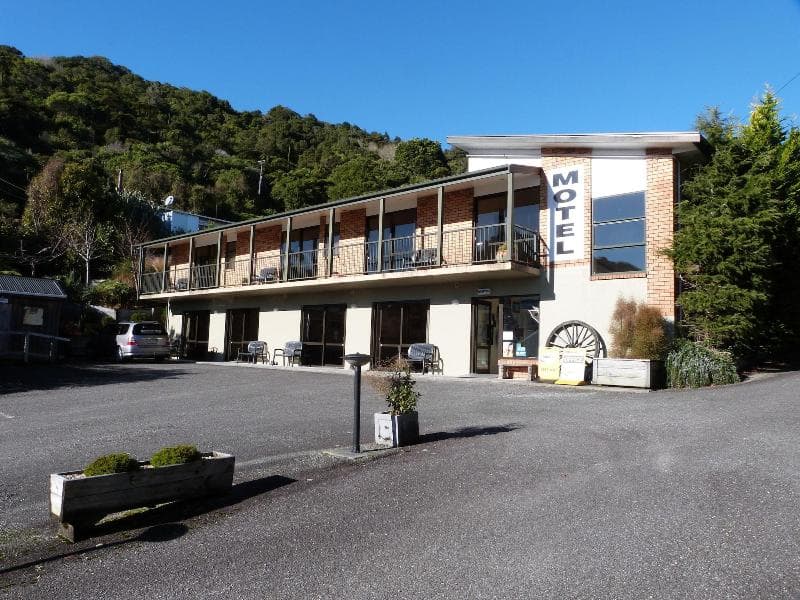 Sundowner Motel 5