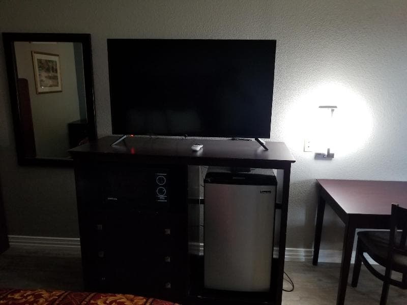 Executive Inn & Suites 4