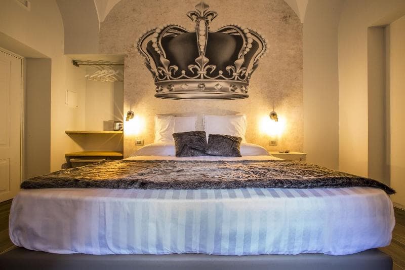 Trevi Contemporary Suite 4
