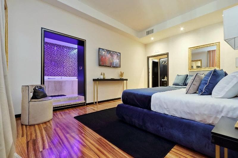 Spanish Diamond Luxury Suites & Jacuzzi 4