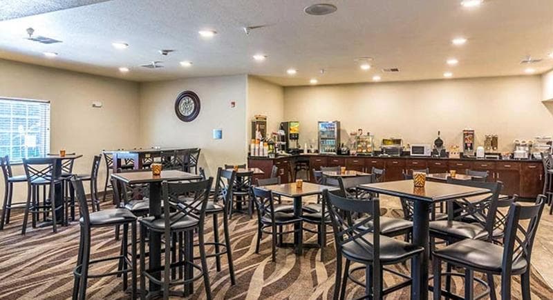 Cobblestone Hotel & Suites 4