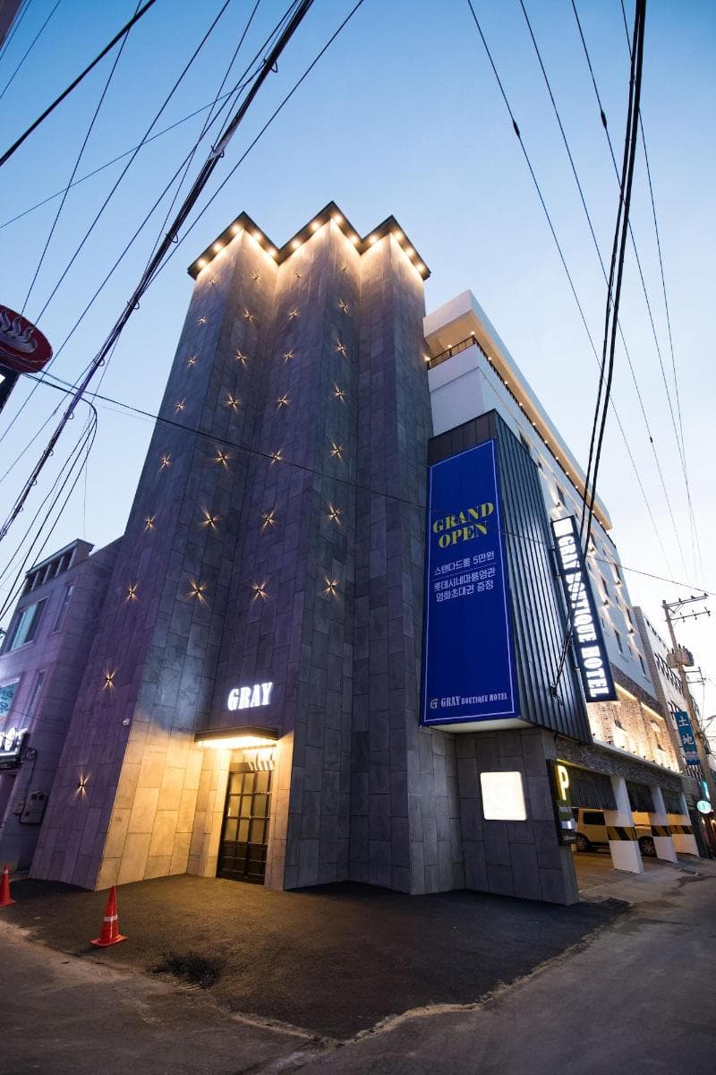Gray hotel 4