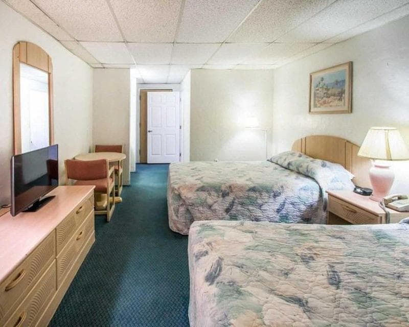 Rodeway Inn & Suites 5