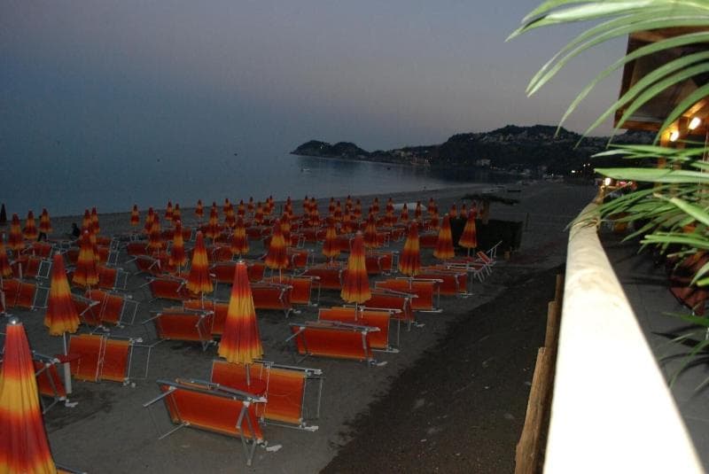Maniel Beach Hotel main