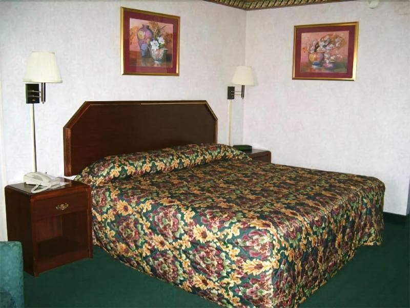 Red Roof Plus+ & Suites Erie 2