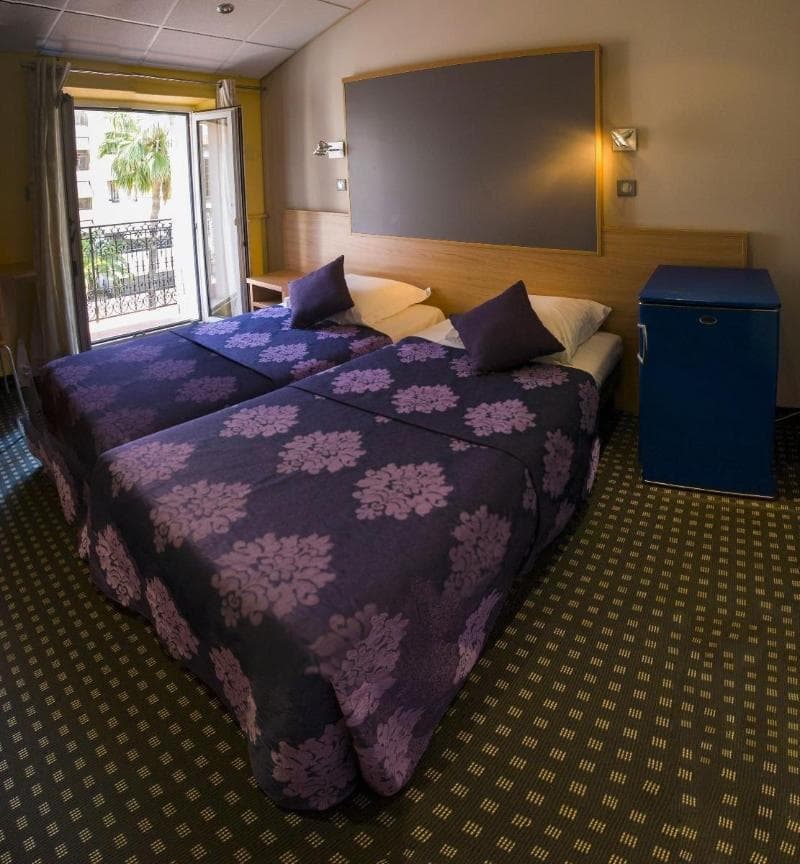 Modern Waikiki Hotel 5