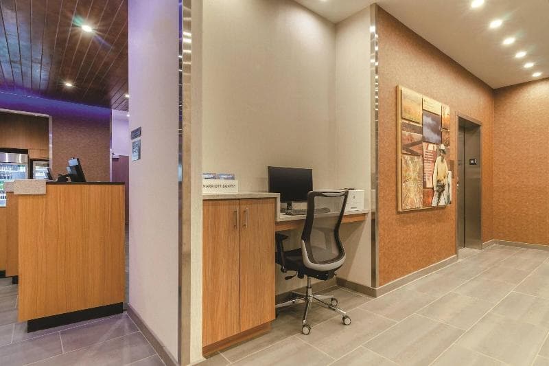 Fairfield Inn & Suites By Marriott Kansas City Sha main